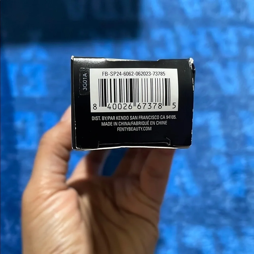Fenty Beauty Highlighting Brush in Black and White